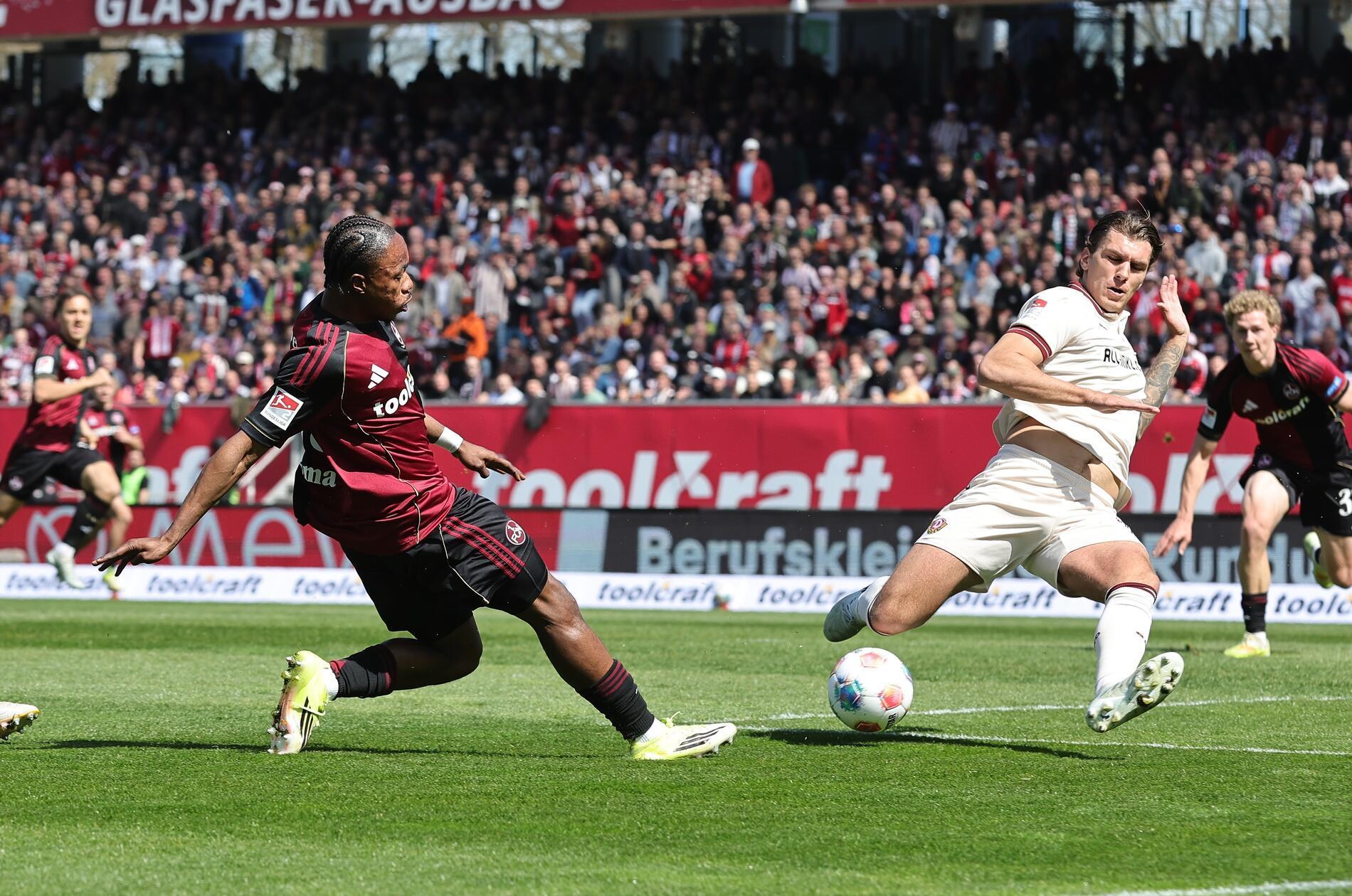 Erste Club-Chance: Zoma dringt in der 10. Minute in den Sechzehner ein. Weil Scobel in der Mitte seine Hereingabe verpasst, kommt im Rückraum Justvan an die Kugel...