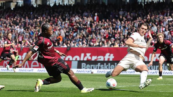 Erste Club-Chance: Zoma dringt in der 10. Minute in den Sechzehner ein. Weil Scobel in der Mitte seine Hereingabe verpasst, kommt im Rückraum Justvan an die Kugel...
