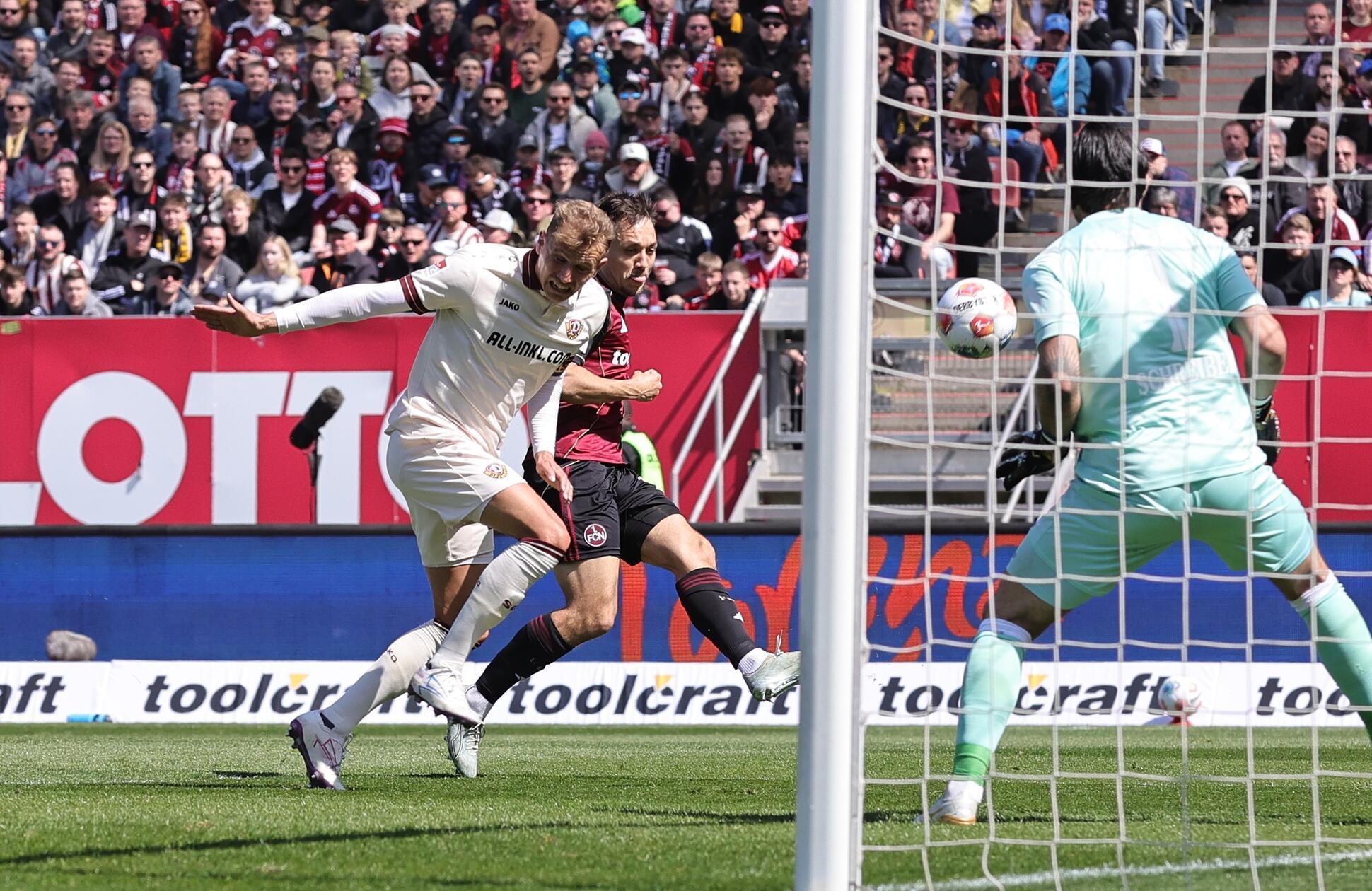 ... sein anschließender Versuch landet aber nur am Außennetz.