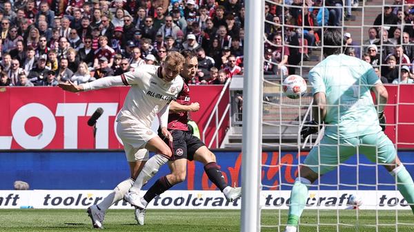 ... sein anschließender Versuch landet aber nur am Außennetz.