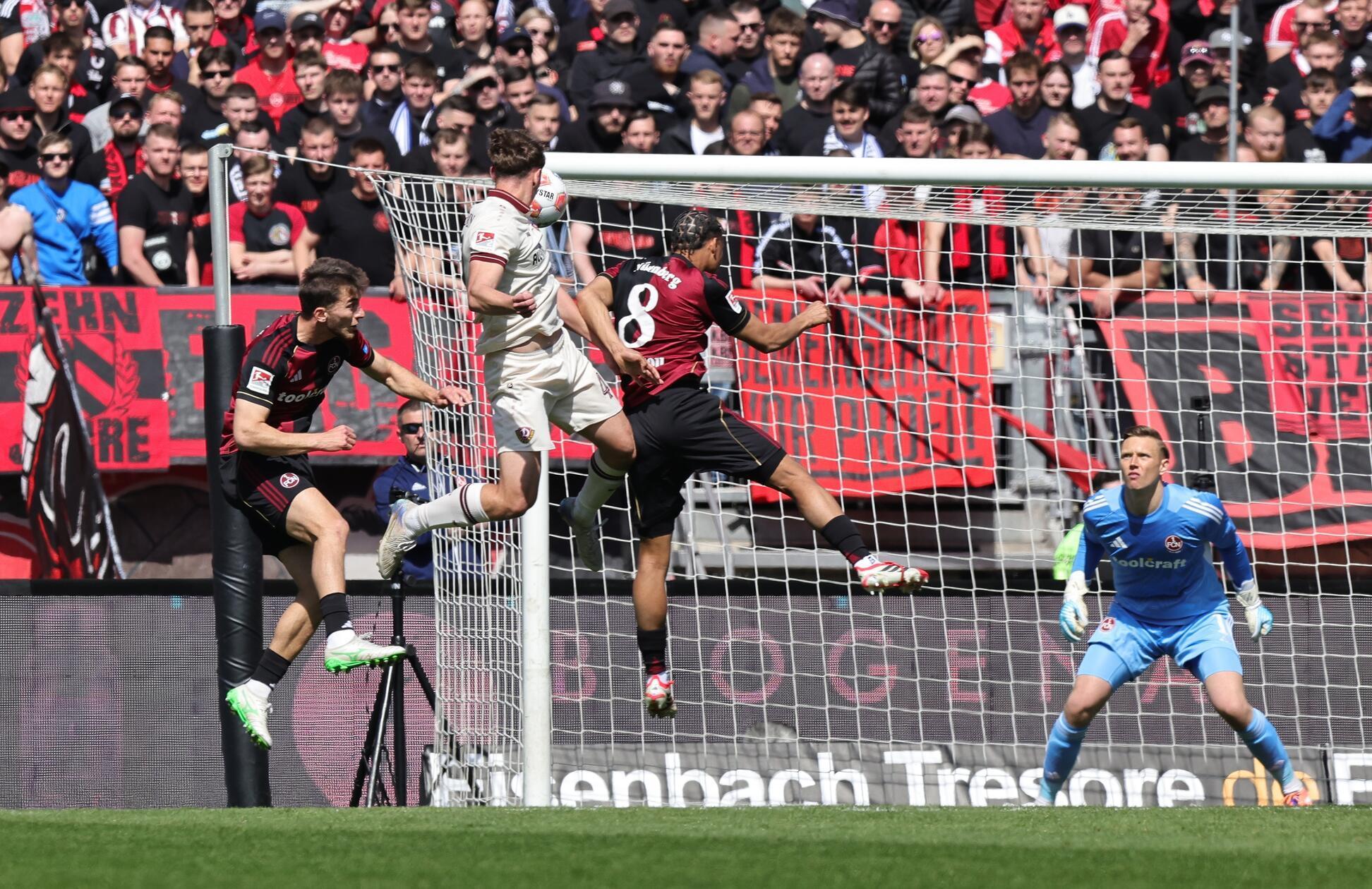 Eine Dresdner Ecke nach 18 Minuten wird gefährlich. Am zweiten Pfosten steigt Müller ungedeckt hoch und nickt den Ball ans Gebälk. Glück für den FCN.