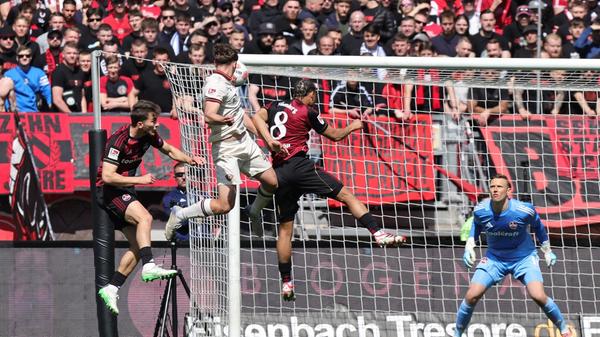 Eine Dresdner Ecke nach 18 Minuten wird gefährlich. Am zweiten Pfosten steigt Müller ungedeckt hoch und nickt den Ball ans Gebälk. Glück für den FCN.