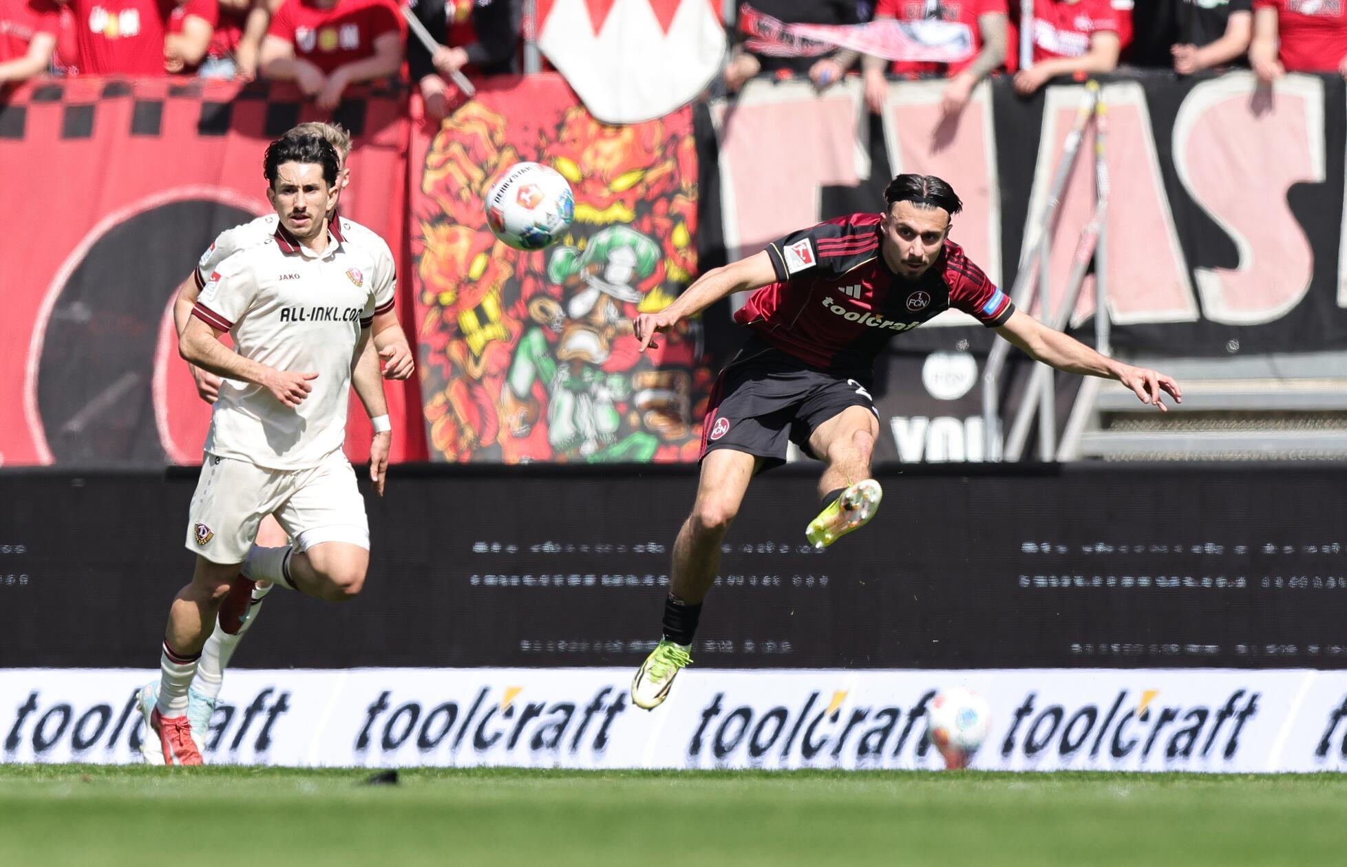 Berkay Yilmaz schnuppert nach 23 Minuten an der Führung. Nzingoula hebt die Kugel gefühlvoll ans Fünfereck, wo der Außenverteidiger die Hereingabe als Volley nimmt, das Leder rauscht drüber.