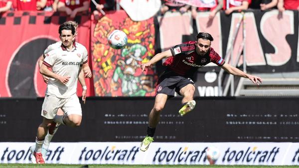 Berkay Yilmaz schnuppert nach 23 Minuten an der Führung. Nzingoula hebt die Kugel gefühlvoll ans Fünfereck, wo der Außenverteidiger die Hereingabe als Volley nimmt, das Leder rauscht drüber.