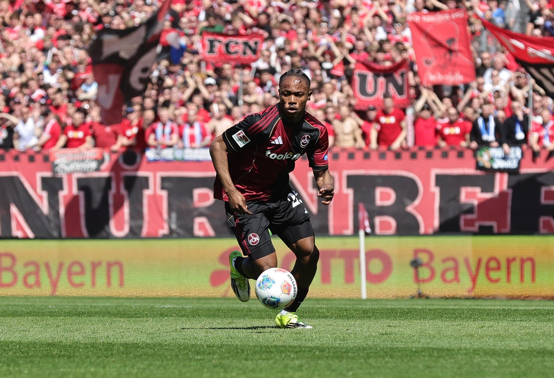 Strittige Szene nach 35 Minuten: Zoma geht am letzten Mann der Dresdner vorbei - und anschließend nach leichtem gegenseitigen Klammern zu Boden. Schiedsrichter Bickel winkt sofort ab.