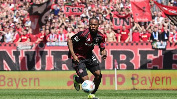 Strittige Szene nach 35 Minuten: Zoma geht am letzten Mann der Dresdner vorbei - und anschließend nach leichtem gegenseitigen Klammern zu Boden. Schiedsrichter Bickel winkt sofort ab.