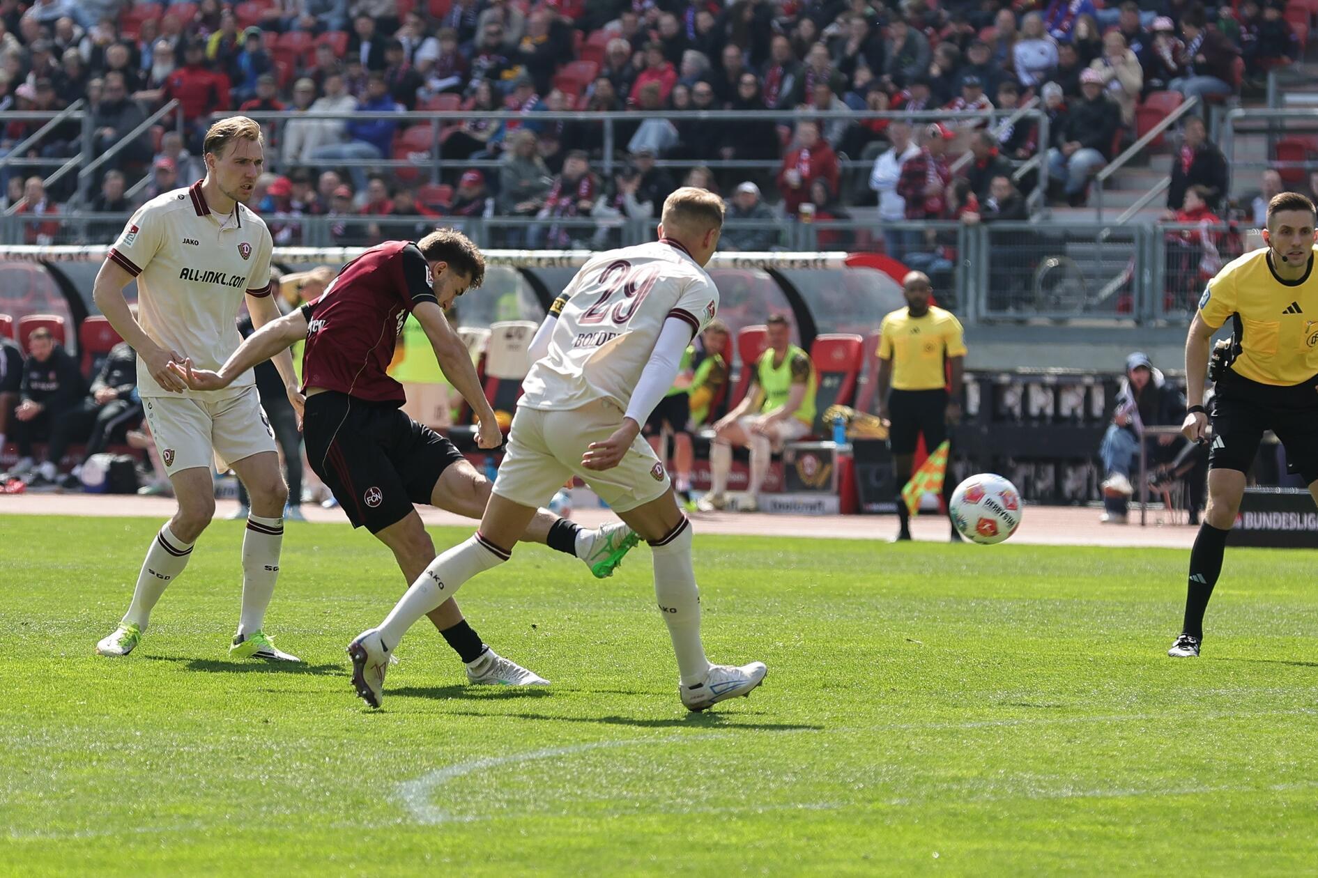 Markhiev verschafft sich nach Wiederanpfiff knapp 20 Meter vor dem gegnerischen Tor Platz und hält drauf - drüber.