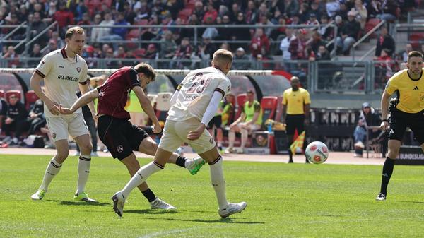 Markhiev verschafft sich nach Wiederanpfiff knapp 20 Meter vor dem gegnerischen Tor Platz und hält drauf - drüber.