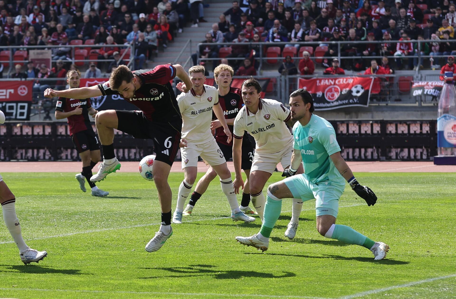 Zoma zieht kurz darauf an Müller vorbei bis zur Grundlinie und bedient am ersten Pfosten erneut Markhiev, der Schreiber aus kurzer Distanz per Hacke aber nicht überwinden kann.