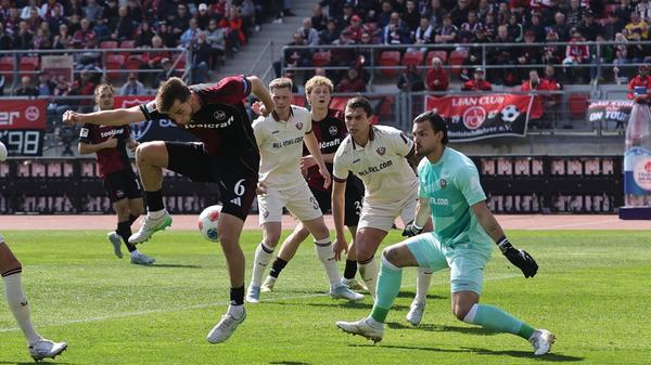 Zoma zieht kurz darauf an Müller vorbei bis zur Grundlinie und bedient am ersten Pfosten erneut Markhiev, der Schreiber aus kurzer Distanz per Hacke aber nicht überwinden kann.