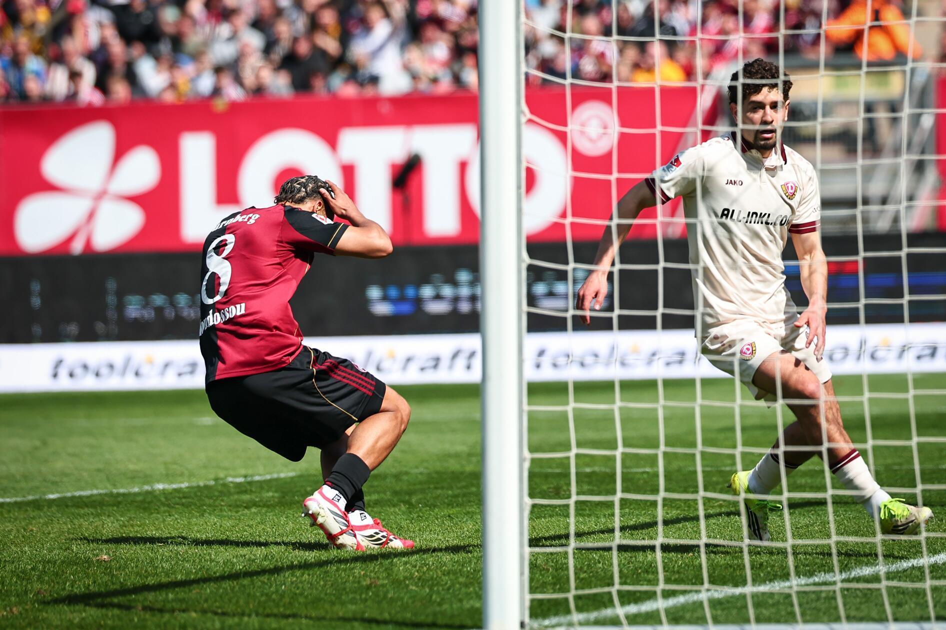 Nach einer knappen Stunde kassieren die Hausherren das 0:1: Vermeij wird im Strafraum in der Tiefe bedient und bringt den Ball scharf in die Mitte ...