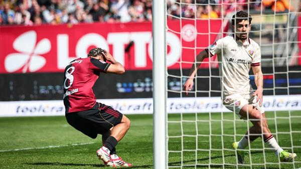 Nach einer knappen Stunde kassieren die Hausherren das 0:1: Vermeij wird im Strafraum in der Tiefe bedient und bringt den Ball scharf in die Mitte ...