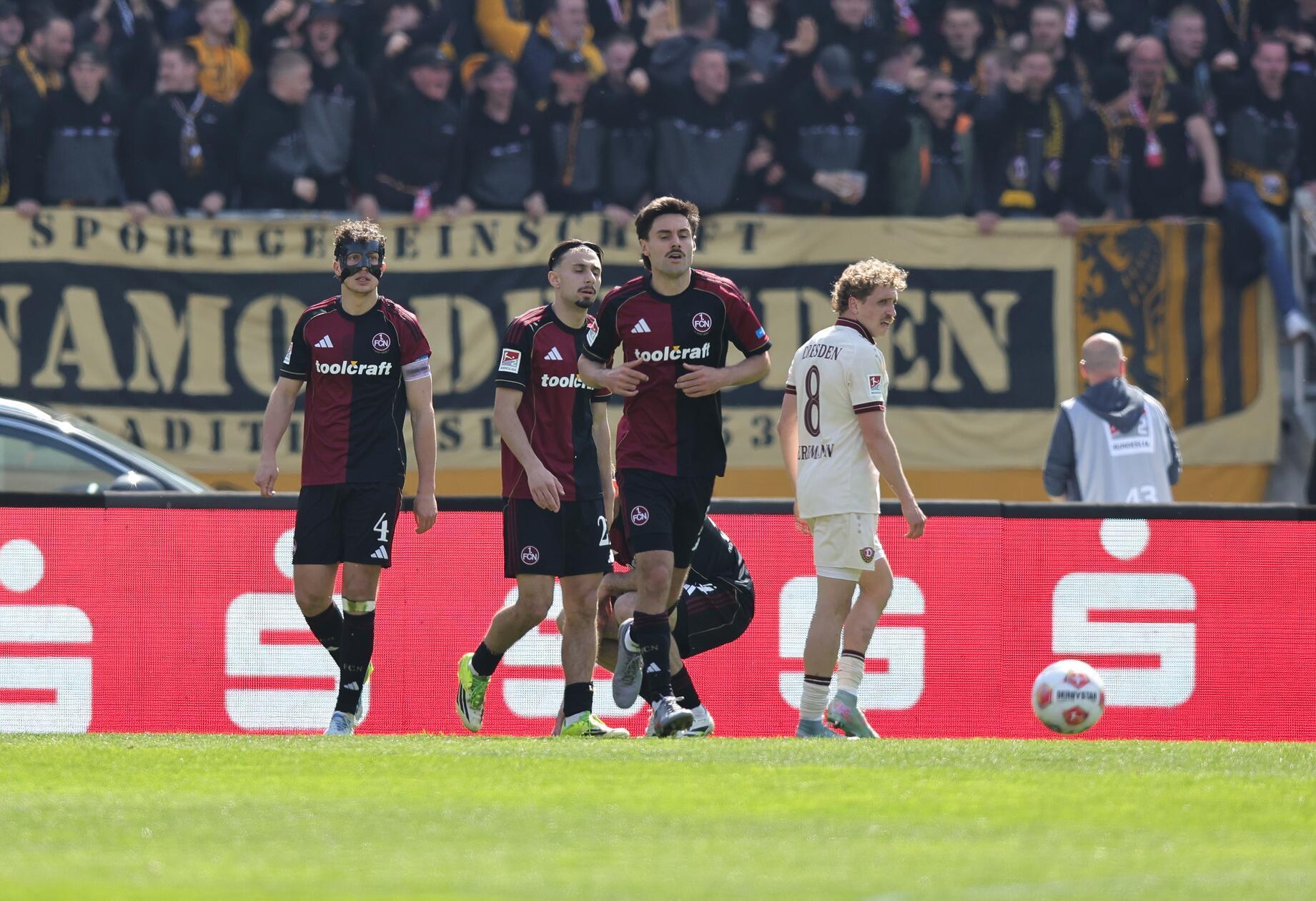 … im Fünfer möchte Koudossou vor Bobzien klären, aber drückt das Leder ins eigene Tor.