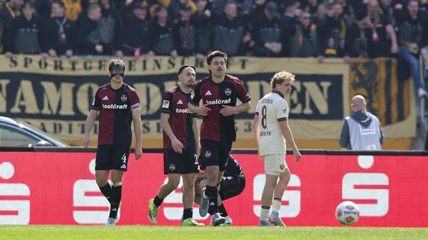… im Fünfer möchte Koudossou vor Bobzien klären, aber drückt das Leder ins eigene Tor.