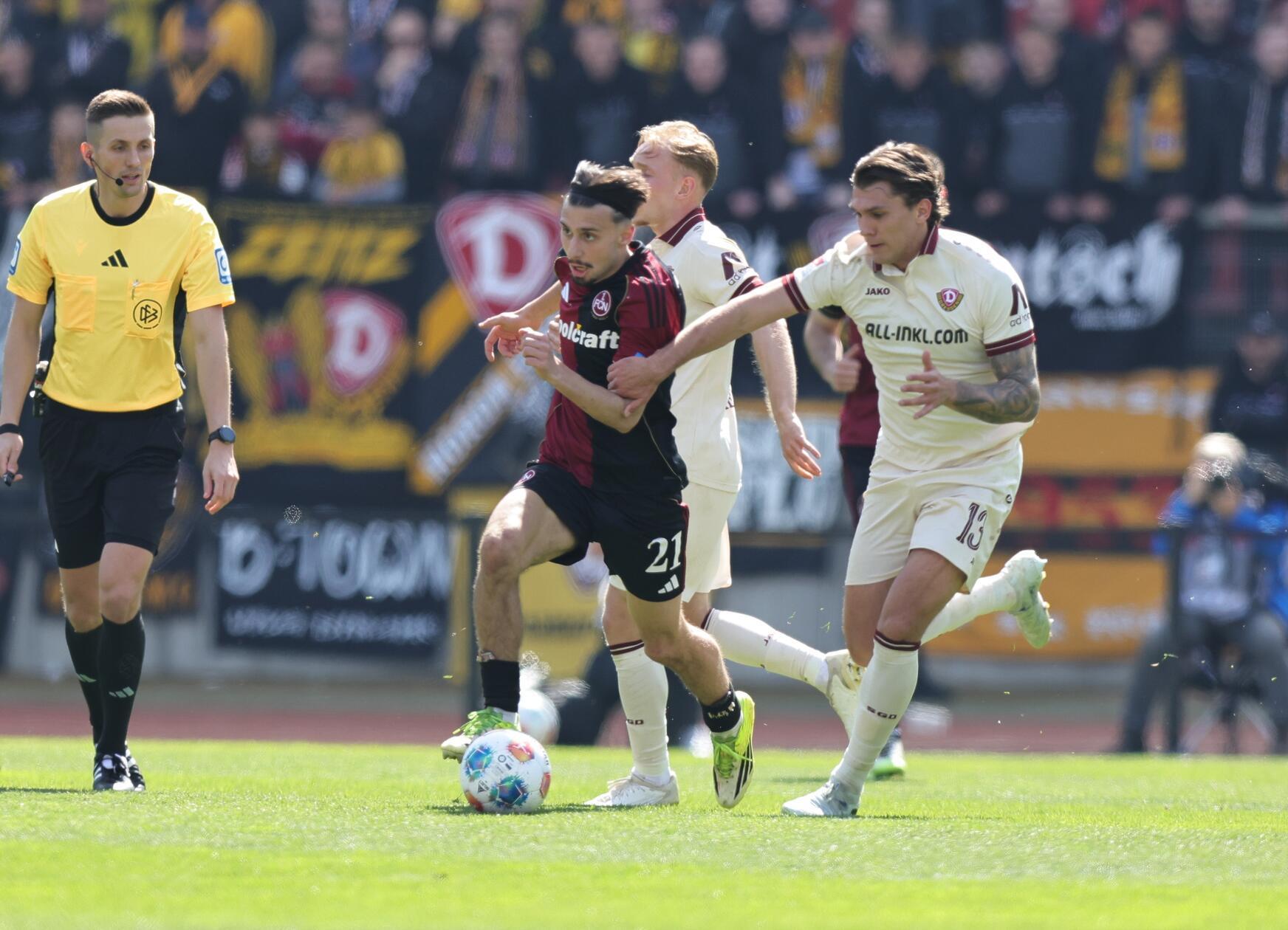 Berkay Yilmaz setzt ein Zeichen und grätscht Bobzien an der Seitenlinie ab - dafür kassiert er Gelb.