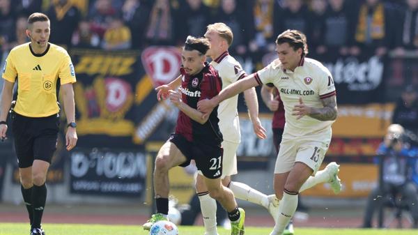 Berkay Yilmaz setzt ein Zeichen und grätscht Bobzien an der Seitenlinie ab - dafür kassiert er Gelb.