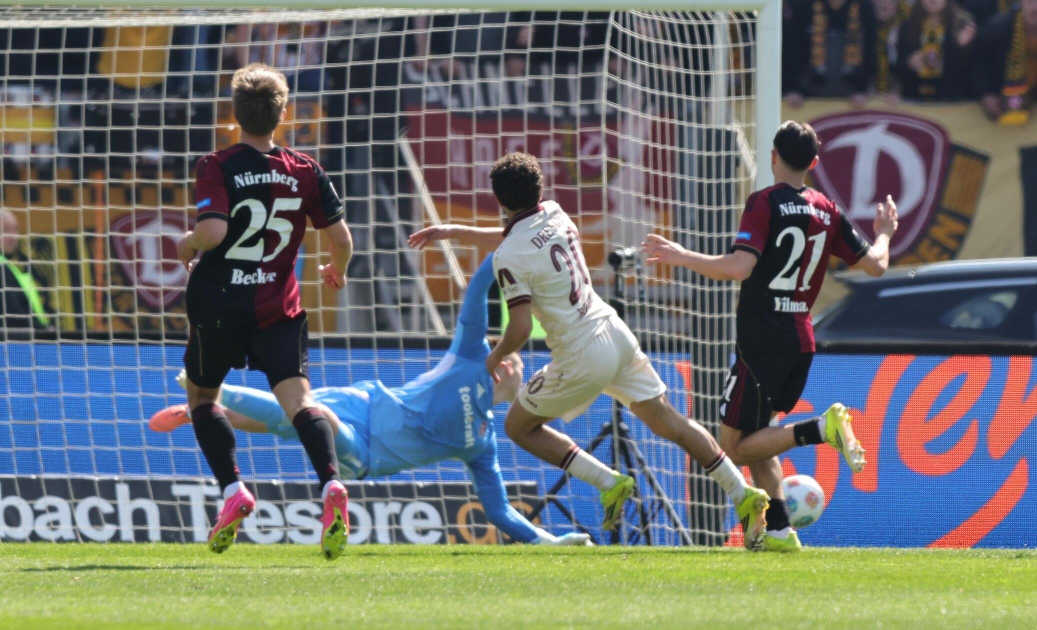 Der Schlusspunkt in Minute 83: Dresden kontert den Club nach einer Flanke von Yilmaz gnadenlos aus. Bobzien wird an der Mittellinie auf die Reise geschickt und zieht im Eins-gegen-eins noch an von der Hitz vorbei, ehe er eiskalt vollendet.