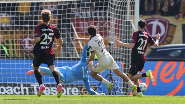 Der Schlusspunkt in Minute 83: Dresden kontert den Club nach einer Flanke von Yilmaz gnadenlos aus. Bobzien wird an der Mittellinie auf die Reise geschickt und zieht im Eins-gegen-eins noch an von der Hitz vorbei, ehe er eiskalt vollendet.