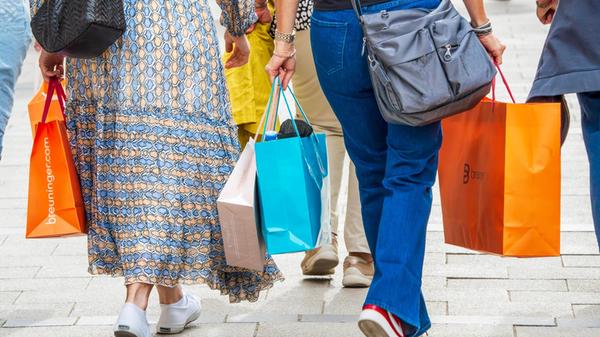 Shopping in der Fußgängerzone, Kundinnen mit Einka