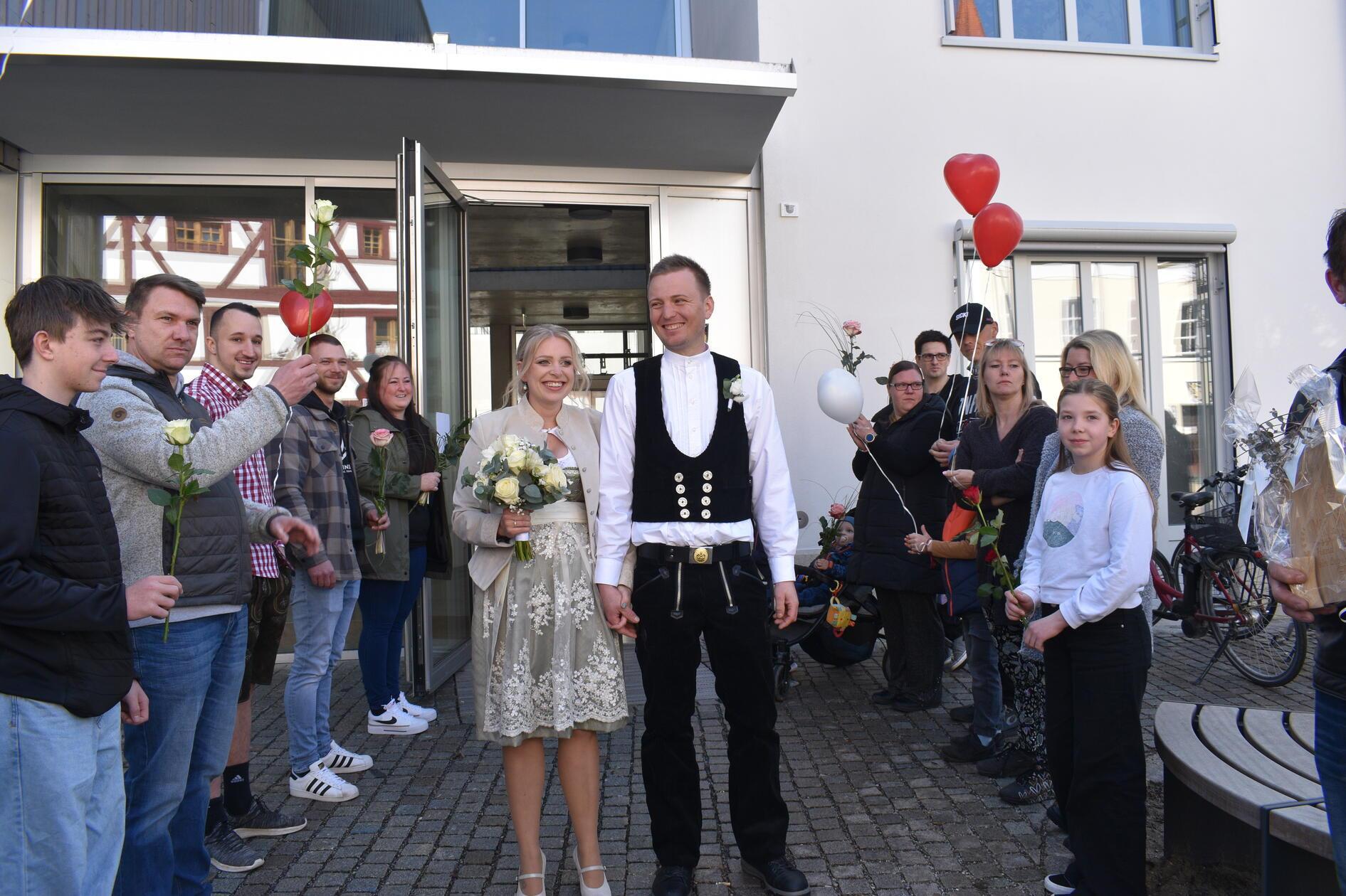 Michaela Fersch und Andreas Meier haben sich im Trauungszimmer des Berger Rathauses das Jawort gegeben. Die 28-jährige medizinische Fachangestellte aus Neumarkt und der 30-jährige Zimmerer aus Berg feierten ihre standesamtliche Hochzeit im traditionellen Stil: Der Bräutigam erschien in seiner Zimmermannskluft, die Braut trug ein elegantes Dirndl – ebenso war die kleine Hochzeitsgesellschaft in Tracht gekommen. Die gemeinsame Geschichte von Michaela und Andreas begann vor zwölf Jahren in einer Neumarkter Diskothek, wo sie sich kennen und lieben lernten. Mittlerweile wohnen sie im umgebauten Elternhaus des Bräutigams in Berg.
