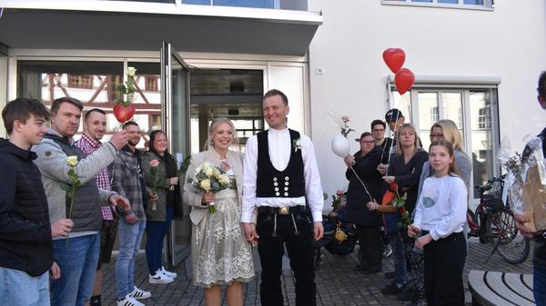 Michaela Fersch und Andreas Meier haben sich im Trauungszimmer des Berger Rathauses das Jawort gegeben. Die 28-jährige medizinische Fachangestellte aus Neumarkt und der 30-jährige Zimmerer aus Berg feierten ihre standesamtliche Hochzeit im traditionellen Stil: Der Bräutigam erschien in seiner Zimmermannskluft, die Braut trug ein elegantes Dirndl – ebenso war die kleine Hochzeitsgesellschaft in Tracht gekommen. Die gemeinsame Geschichte von Michaela und Andreas begann vor zwölf Jahren in einer Neumarkter Diskothek, wo sie sich kennen und lieben lernten. Mittlerweile wohnen sie im umgebauten Elternhaus des Bräutigams in Berg.