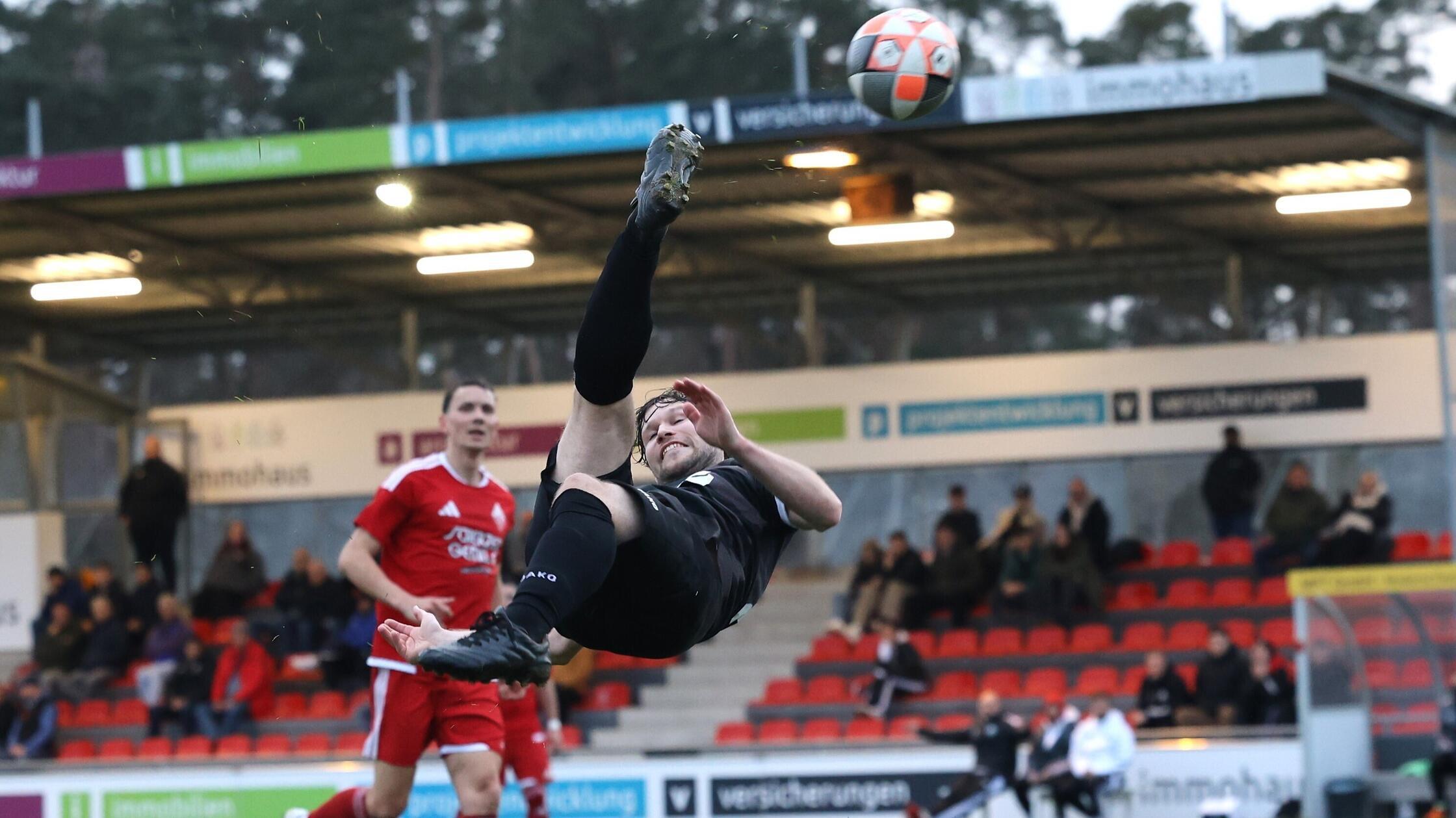 SC Feucht Julian Rauch Fallrueckzieher - 1