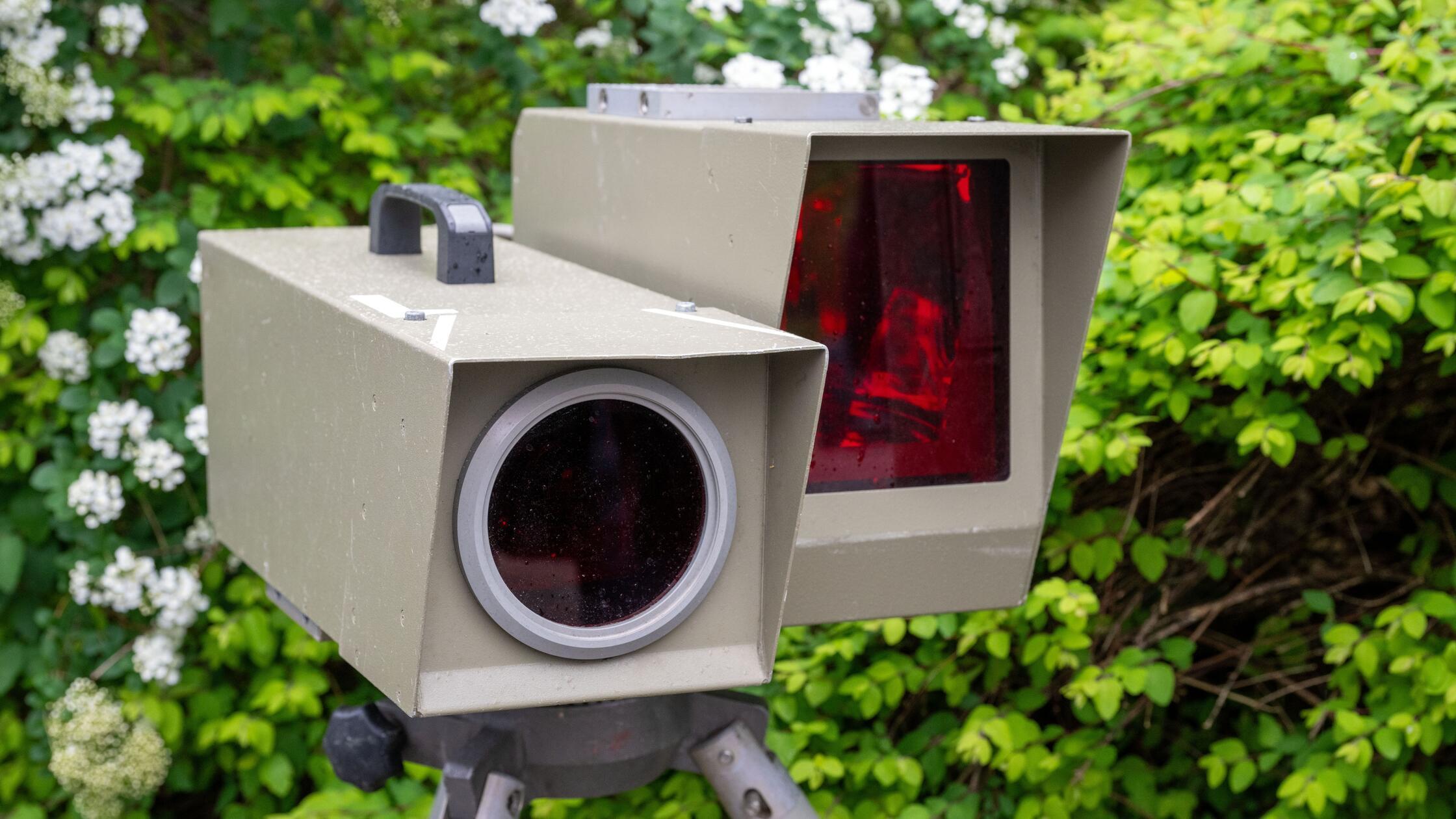 Ein Messgerät zur Geschwindigkeitskontrolle steht 