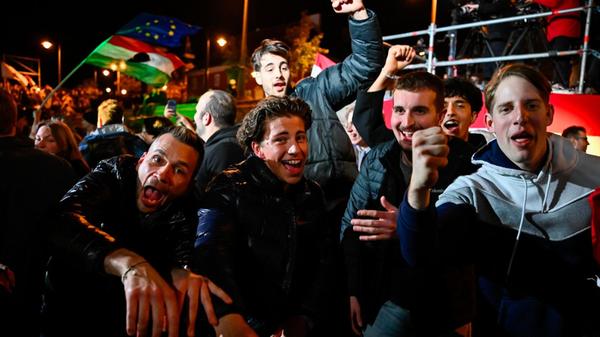 Menschen feiern auf den Straßen nach der Bekanntga