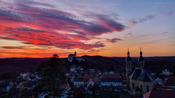 Vom Kreuzberg in Gößweinstein hat man einen wundervollen Blick auf den Ort. Und mit einem abendlich, stimmungsvollen Himmel schaut das sehr hübsch aus. Vielen Dank für die Aufnahme.