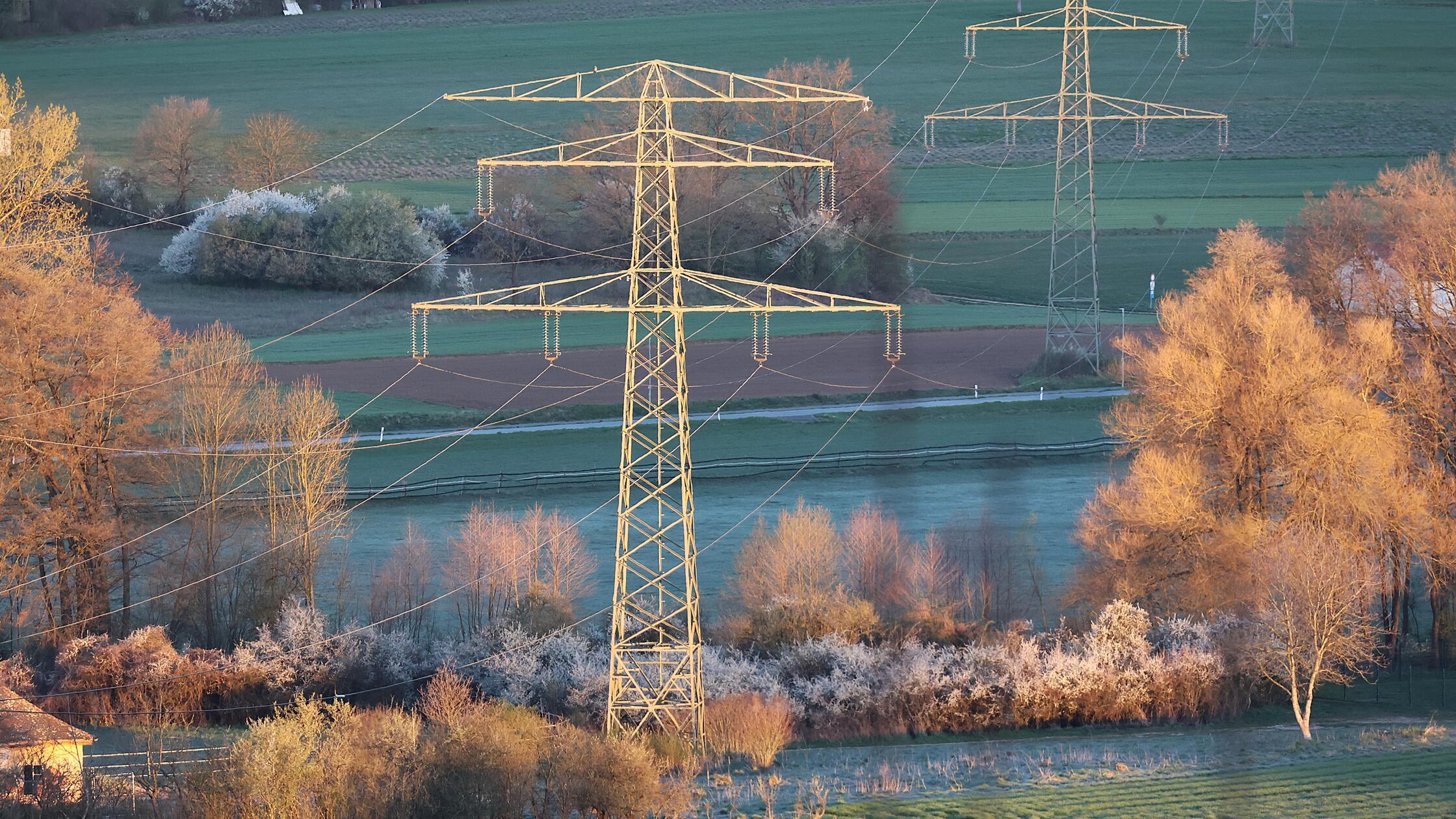 "Das kalte aber kräftige Morgenlicht, lässt sogar die Strommasten erstrahlen." schreibt unser Leser zu diesem Foto.
