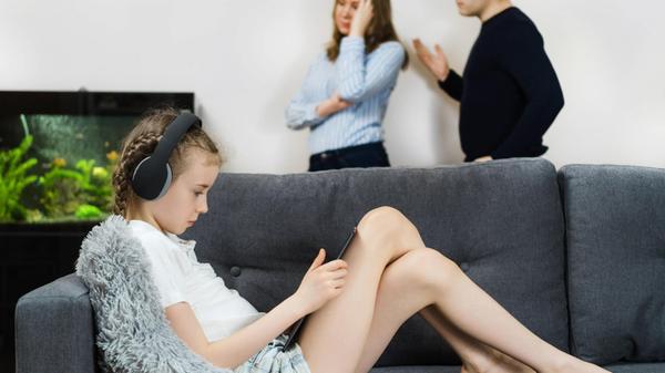 Kleines Mädchen in den Kopfhörern mit Tablet-PC, w