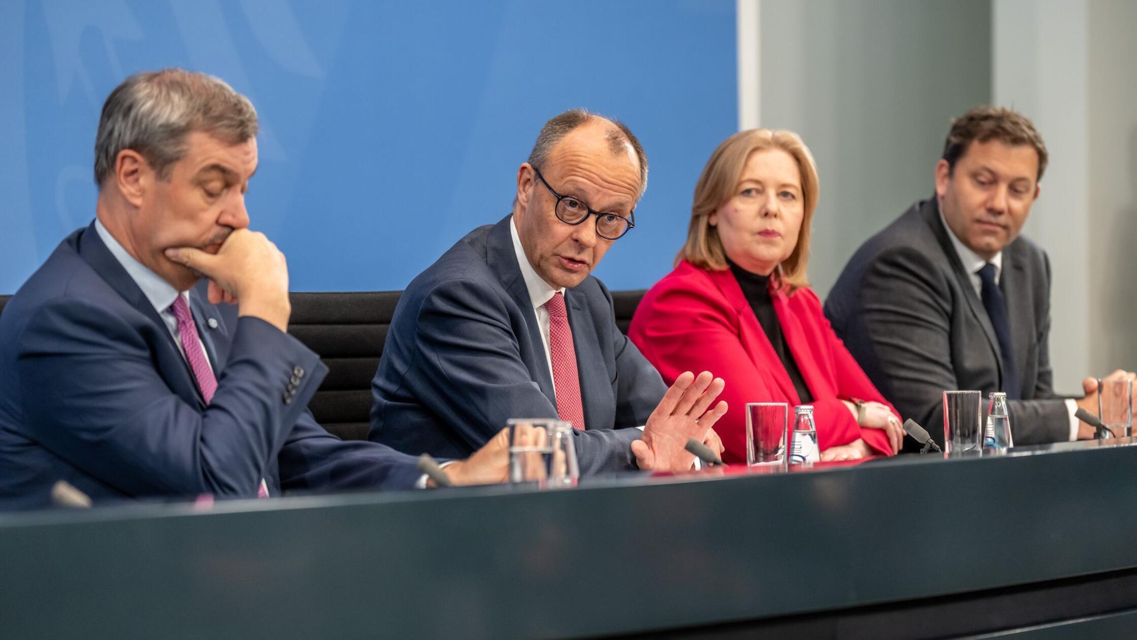 Bundeskanzler Friedrich Merz (M,l,CDU) nimmt neben