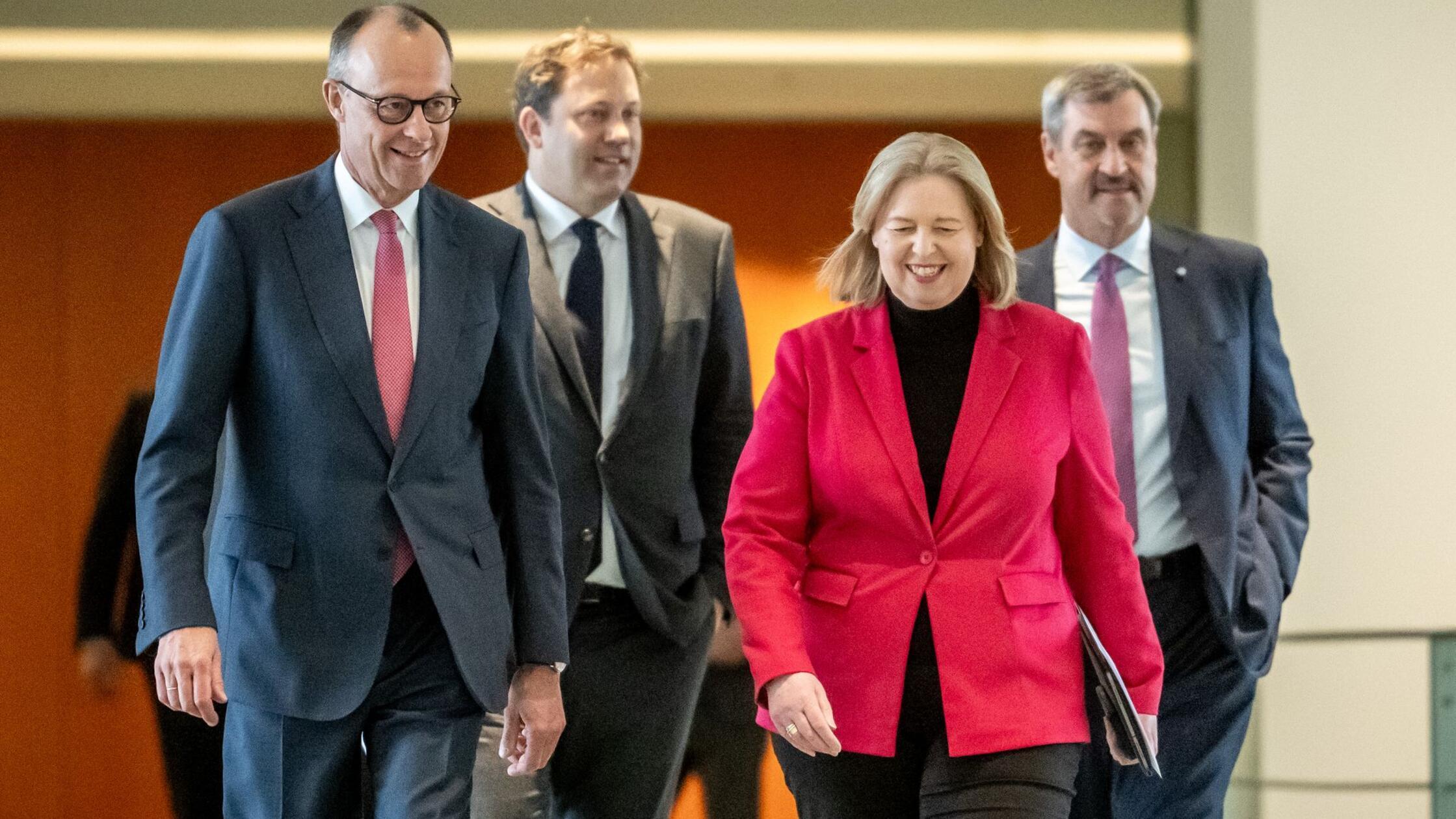 Bundeskanzler Friedrich Merz (CDU,l-r) nimmt neben
