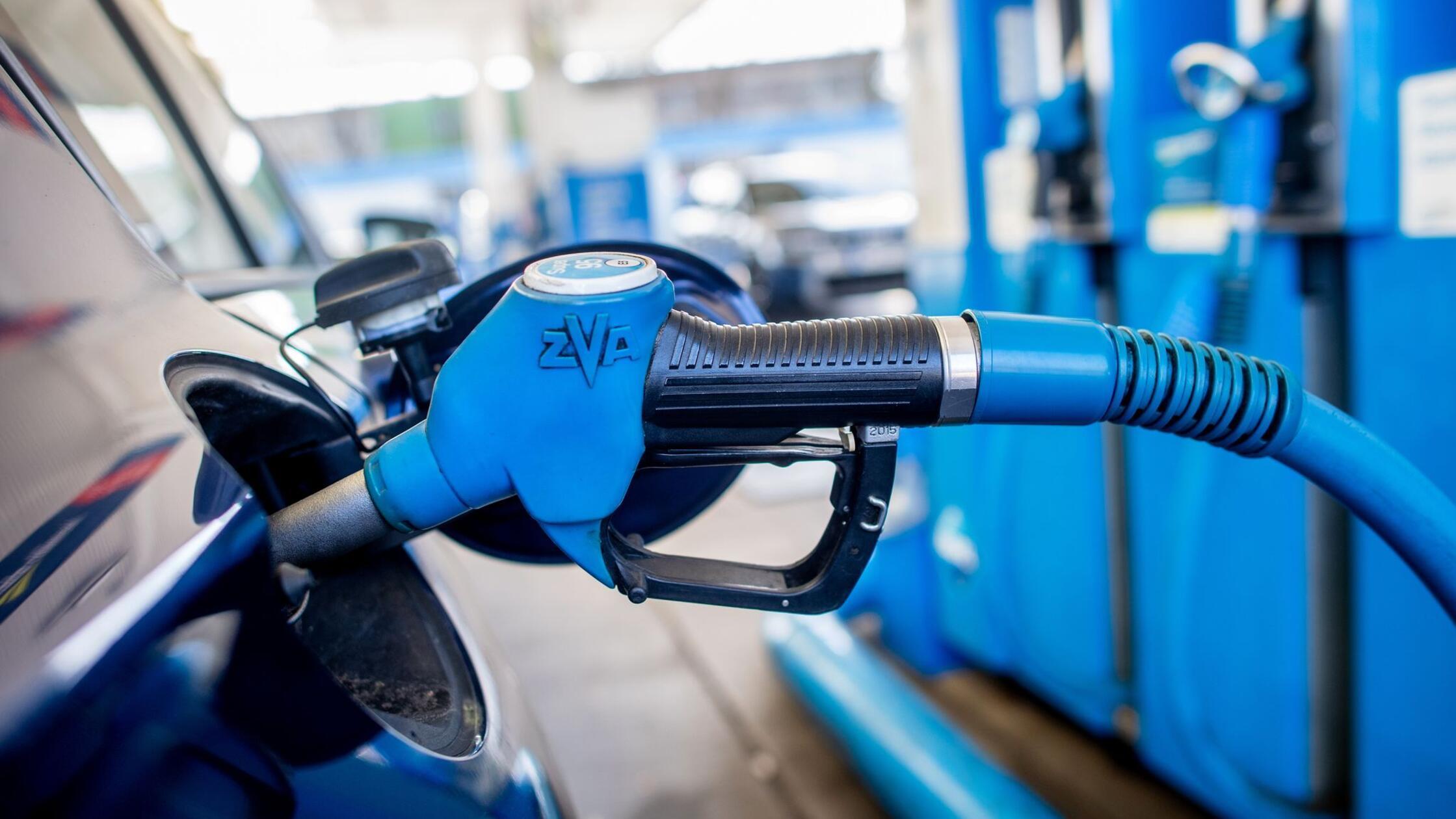 Eine Zapfpistole mit der Aufschrift „Super 95“ ste