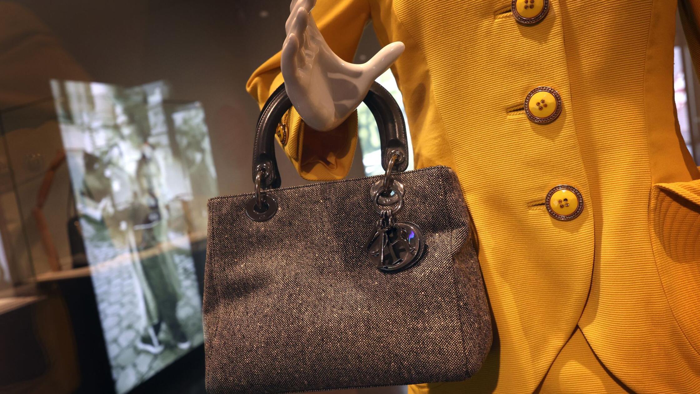 Eine Handtasche aus der Reihe "Lady Dior" nach ein