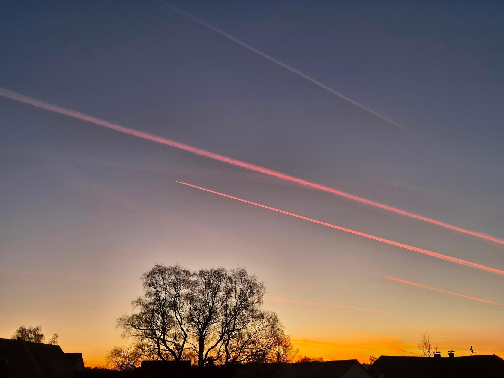 Der Tag startet, wie die Flieger am Himmel.
