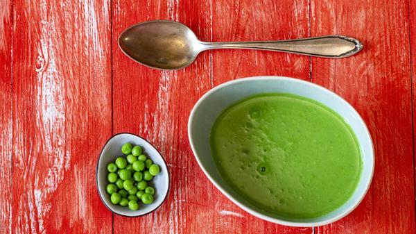 Erbsensuppe auf schwarzem Schiefer *** Pea soup on