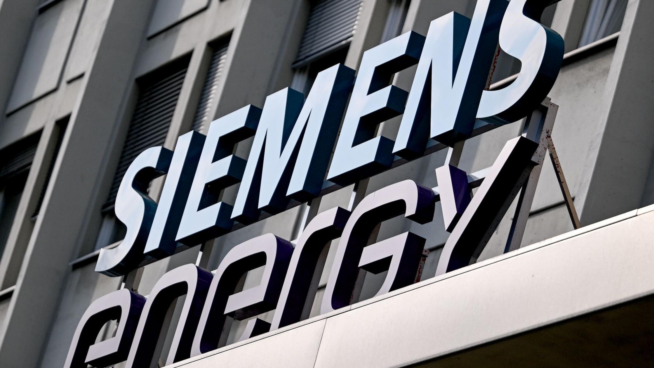 Das Logo «Siemens Energy» ist im Eingangsbereich d