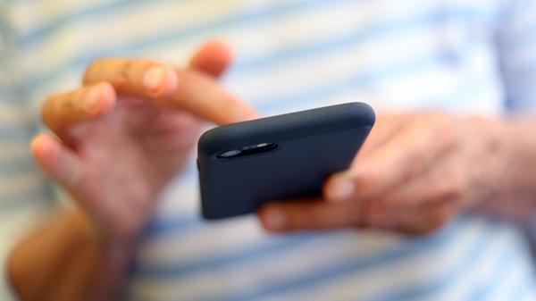 Eine Frau tippt auf einem Smartphone. (zu dpa: «Pa