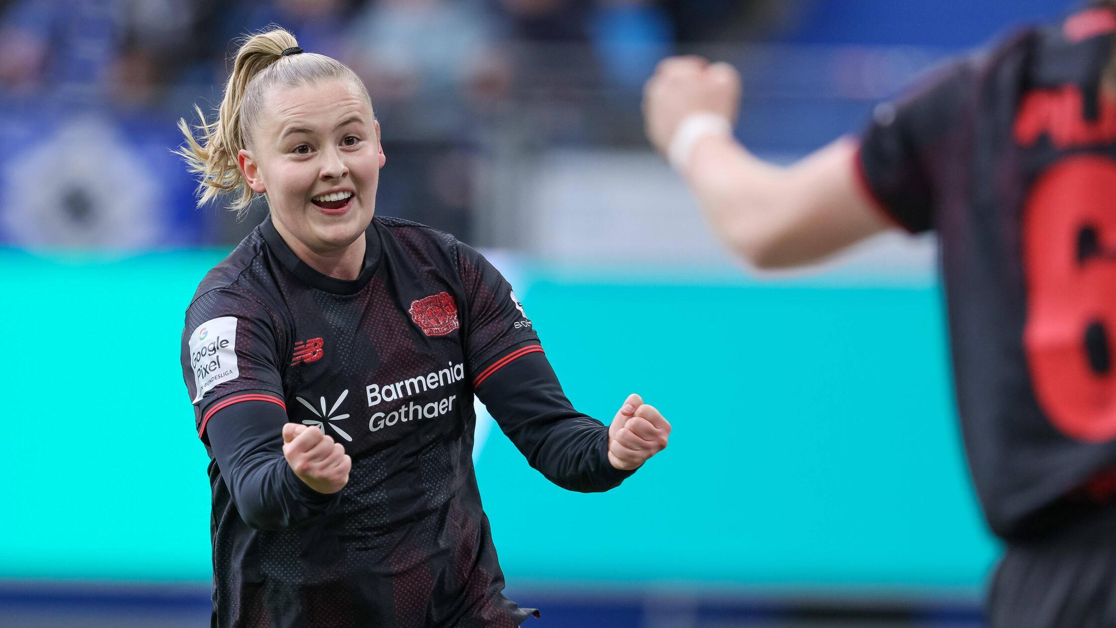 v.li.: Torschützin Vanessa Fudalla Bayer 04 Leverk
