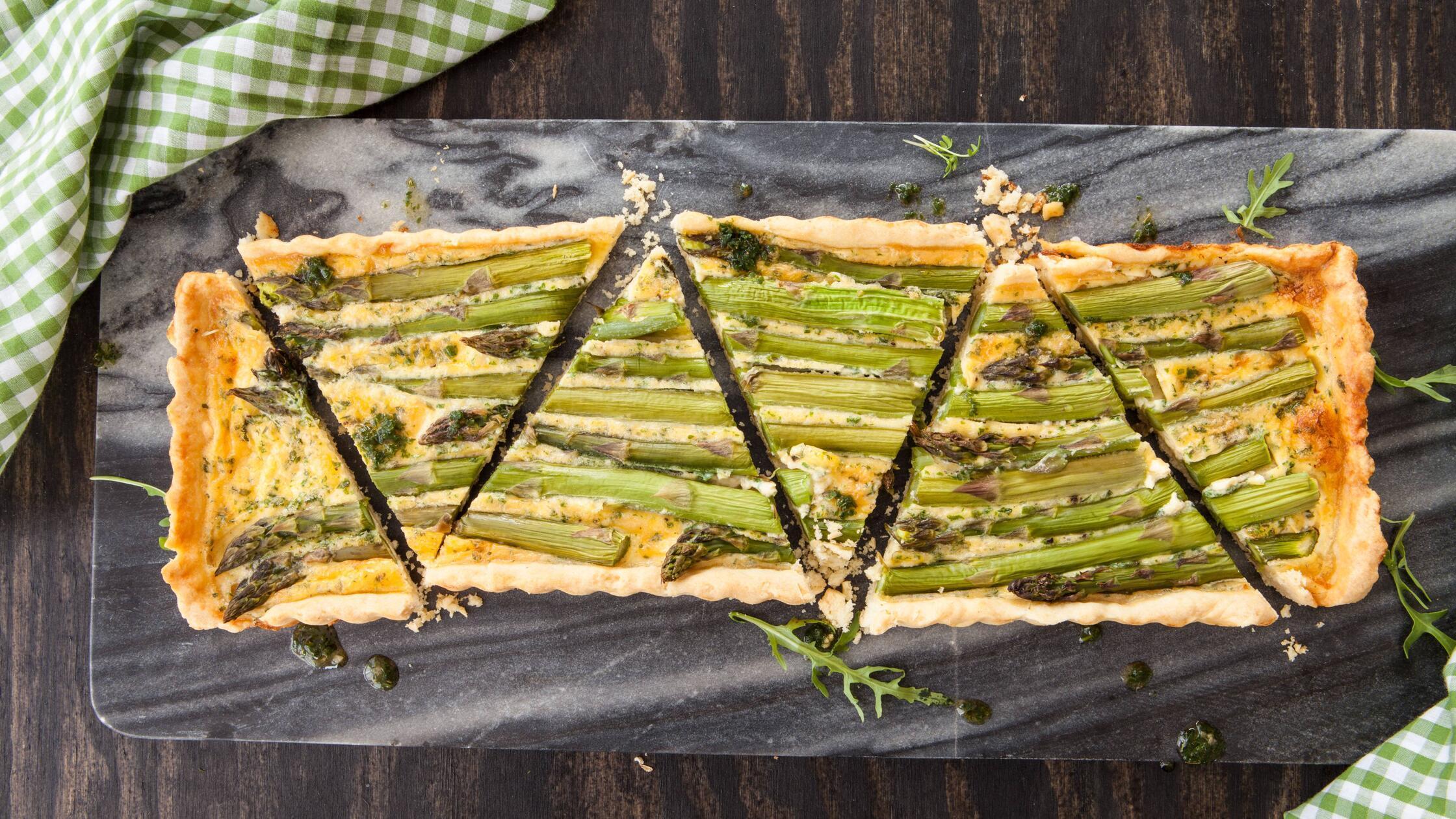 Hausgemachte Quiche mit frischem grünem Spargel PU