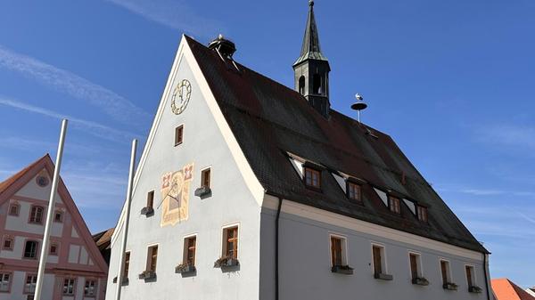 Das Rathaus in Freystadt konnte unsere Leserin Petra Gaukler mit Störchen fotografieren.