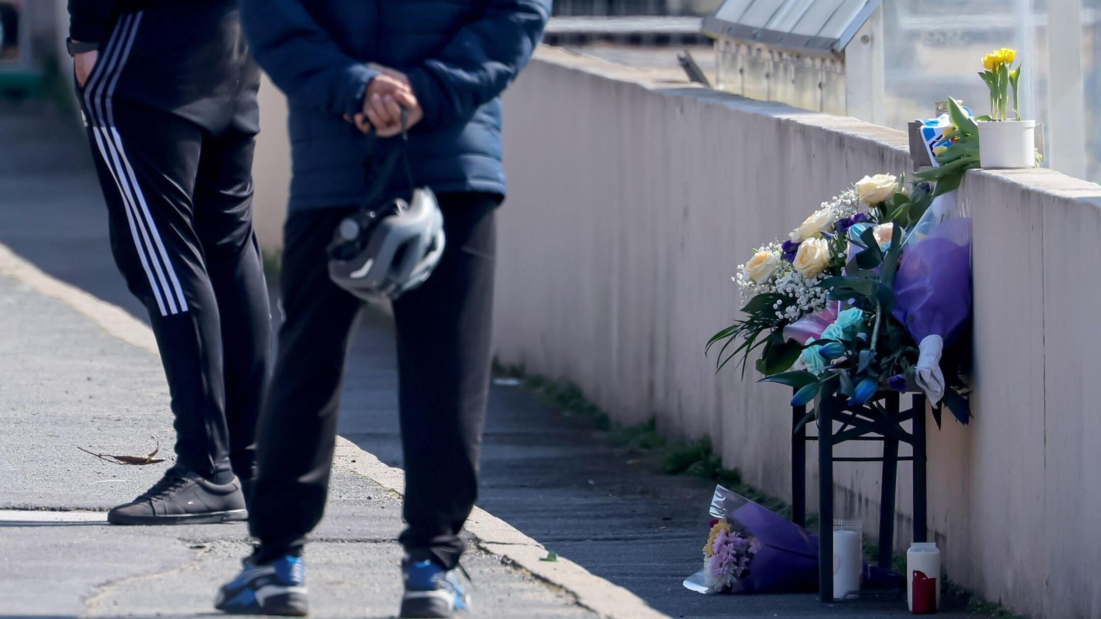 Auf einem Fußballplatz im Ortsteil Bruck trauern V