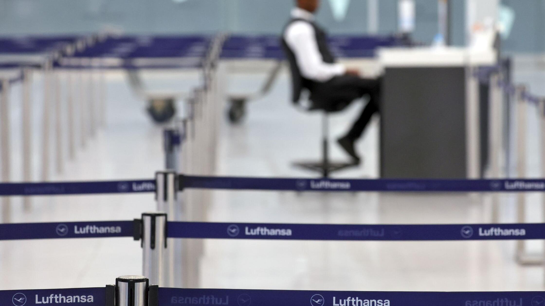 Ein Lufthansa-Mitarbeiter sitzt am frühen Morgen d
