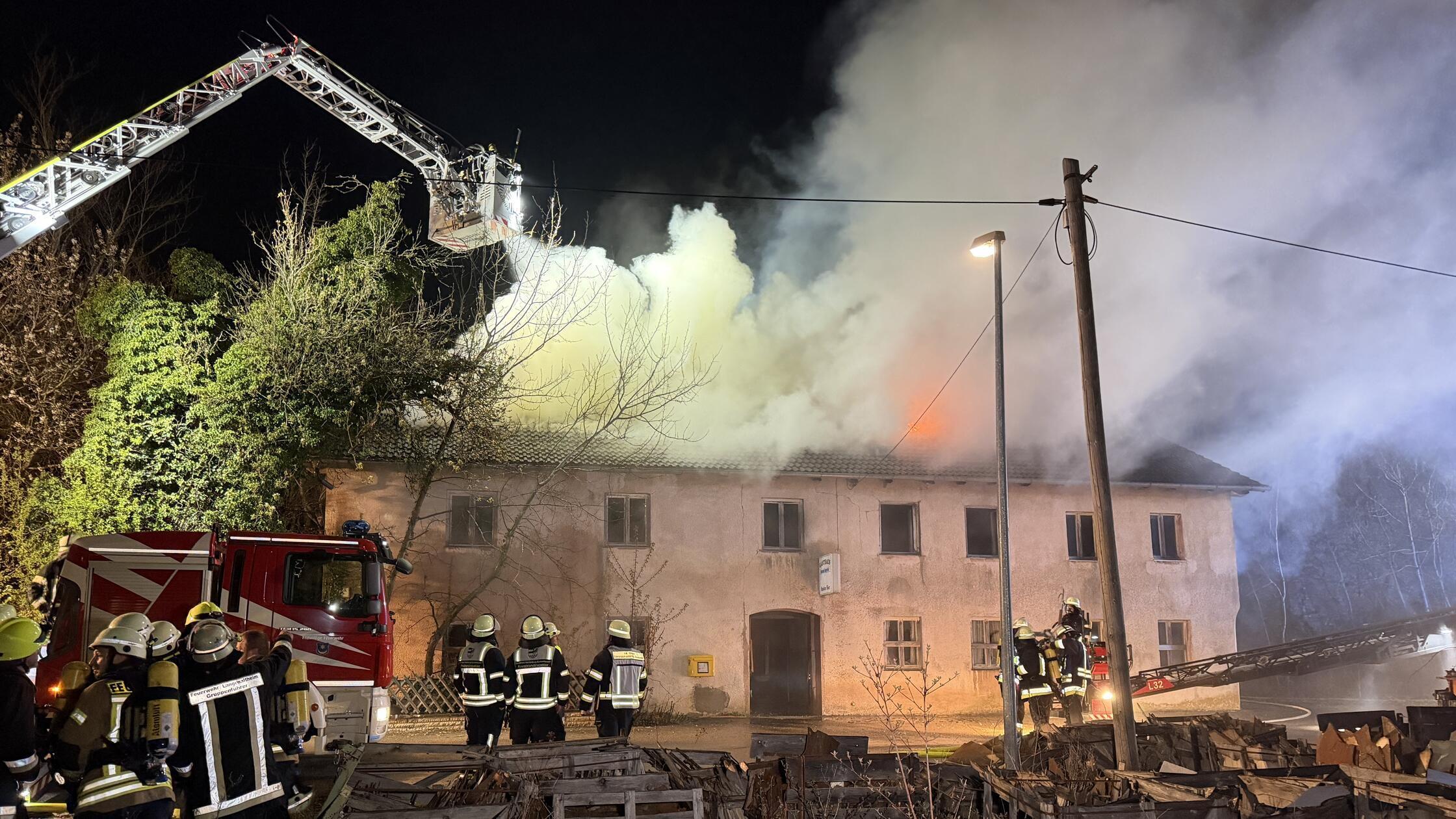 Eine dichte Rauchwolke steht in der Nacht zu Diens