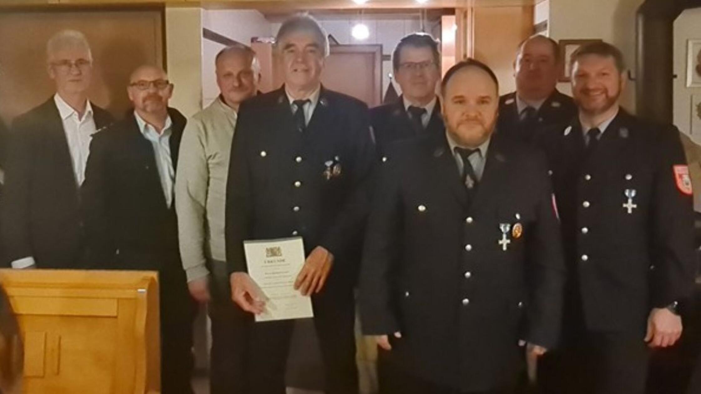 v.l. Bürgermeister Markus Mahl, Kommandant Ludwig 