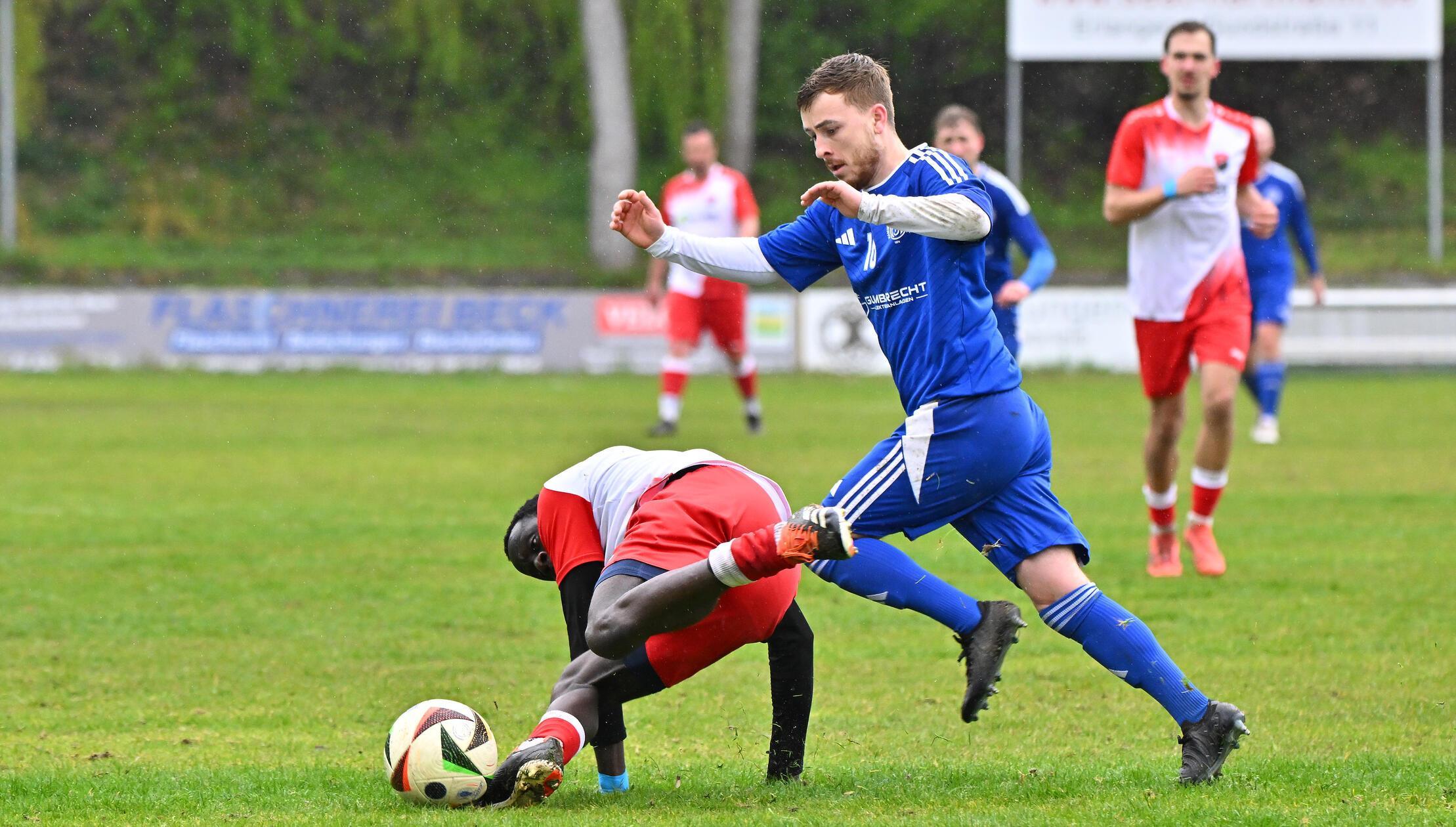 Top-Spiel in Erlangen: Abdallah Traore (4, BSC Erlangen ) Ruwen Binder (16, Hammerbacher SV, rechts )