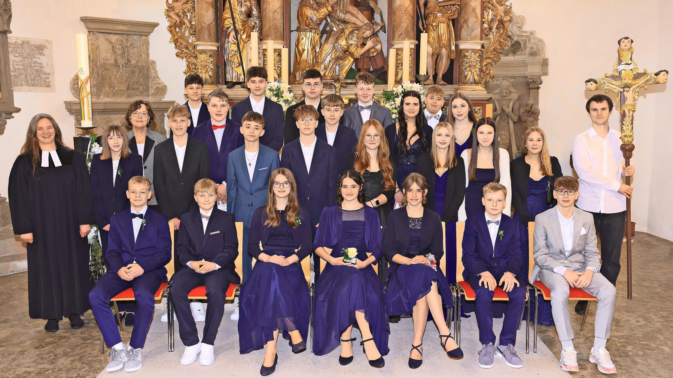 Kürzlich feierten 24 Konfirmandinnen und Konfirmanden in der festlich geschmückten evangelischen St. Jakobus Kirche in Creußen ihre Konfirmation. Die Jugendlichen bestätigten damit ihre Taufe und sagten „Ja“ zum christlichen Glauben - und zwar mit Gottes Hilfe. Die Pfarrerin Nicole Peter gestaltete den besonderen Gottesdienst unter dem Thema „Wo die Saat aufgeht“. Für die musikalische Umrahmung der kirchlichen Feier - die ganz im Zeichen der 24 jungen Erwachsenen stand - sorgten gleich mehrere beteiligte Chöre beziehungsweise Musikgruppen, nämlich der Posaunen- und Kirchenchor, die Konfi-Band sowie der Eltern- und Verwandtenchor.