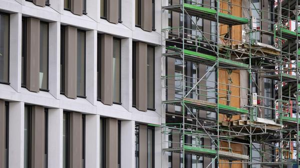 Ein Gerüst ist auf der Baustelle des neuen Strafju