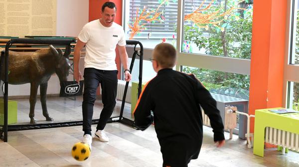 Volle Konzentration: Edgar Prib, Co-Trainer der U-